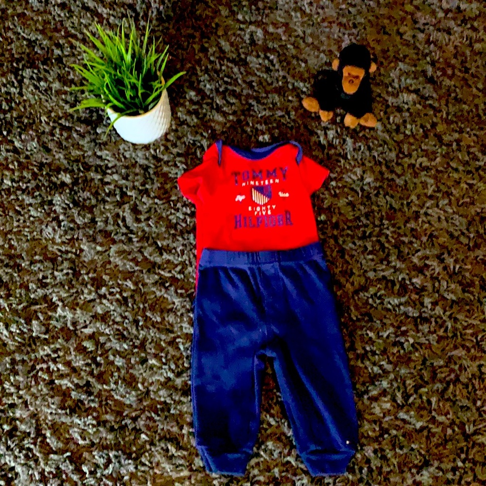 💛 Tommy Hilfiger 2 piece set Boys 6/9 months